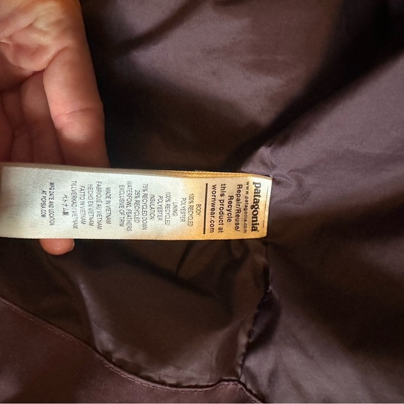 Patagonia Women's Plum Puffer Jacket - Picture 4 of 6